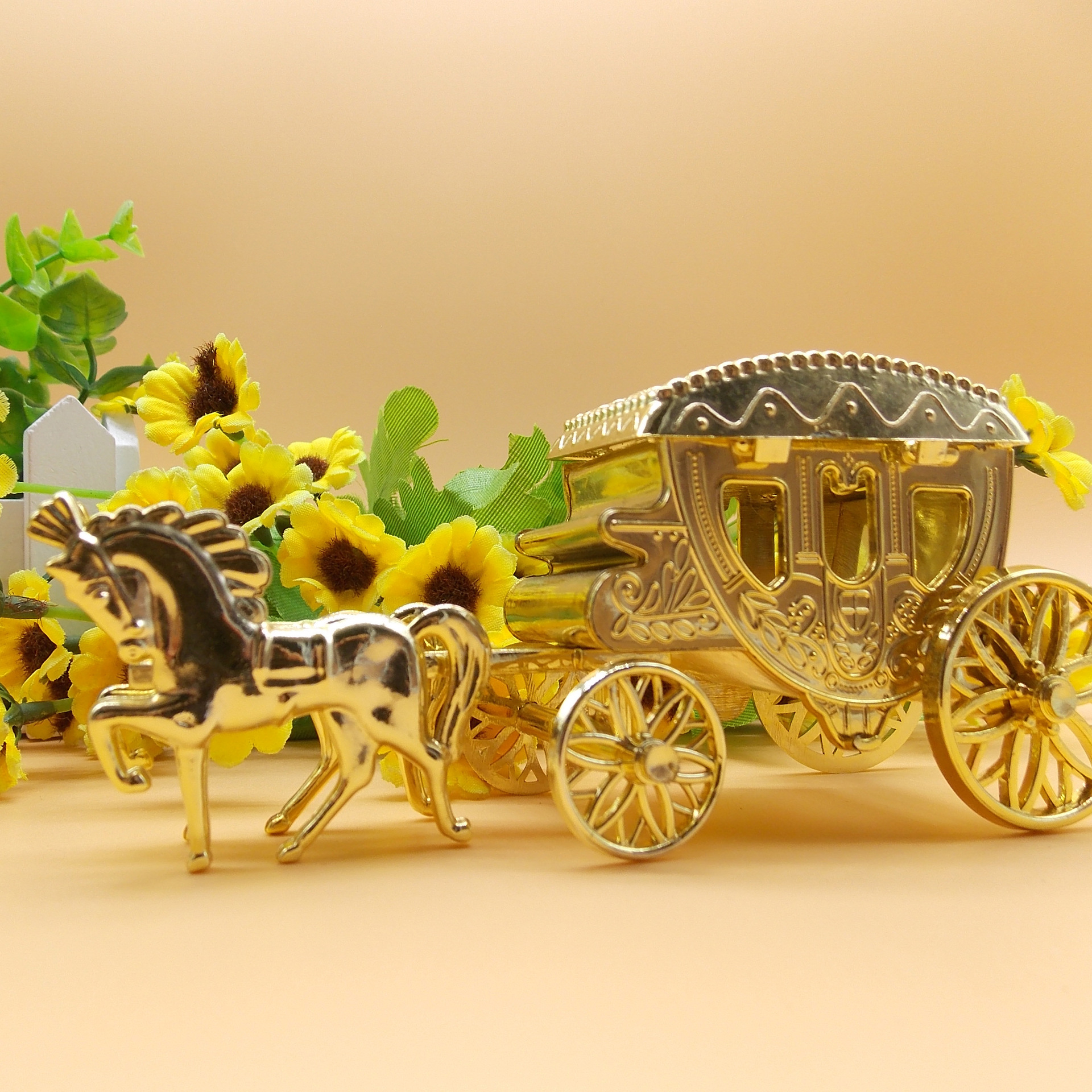 Foreign trade cross-border supply creative candy box personality Royal carriage candy box vacuum plating gold and silver factory direct sales
