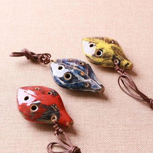 The stall sells 6-hole pottery flute beginners to play musical instruments 6-hole pottery flute trumpet can carry leaves