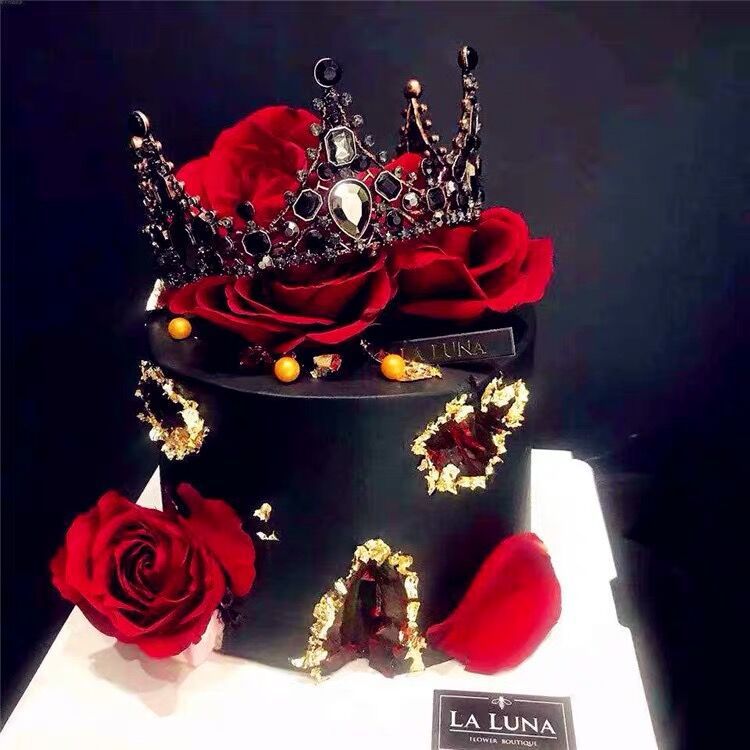 TikTok Baroque Cake Decoration Lace Crystal Pearl Crown Ornaments Baking Bride Queen Tiara Alloy