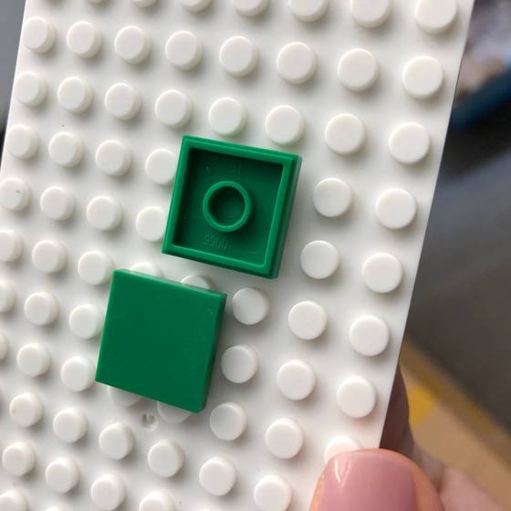 One kilogram of about 2025 grains domestic building blocks compatible with Lego small grain low brick 3068 2x 2 light panel