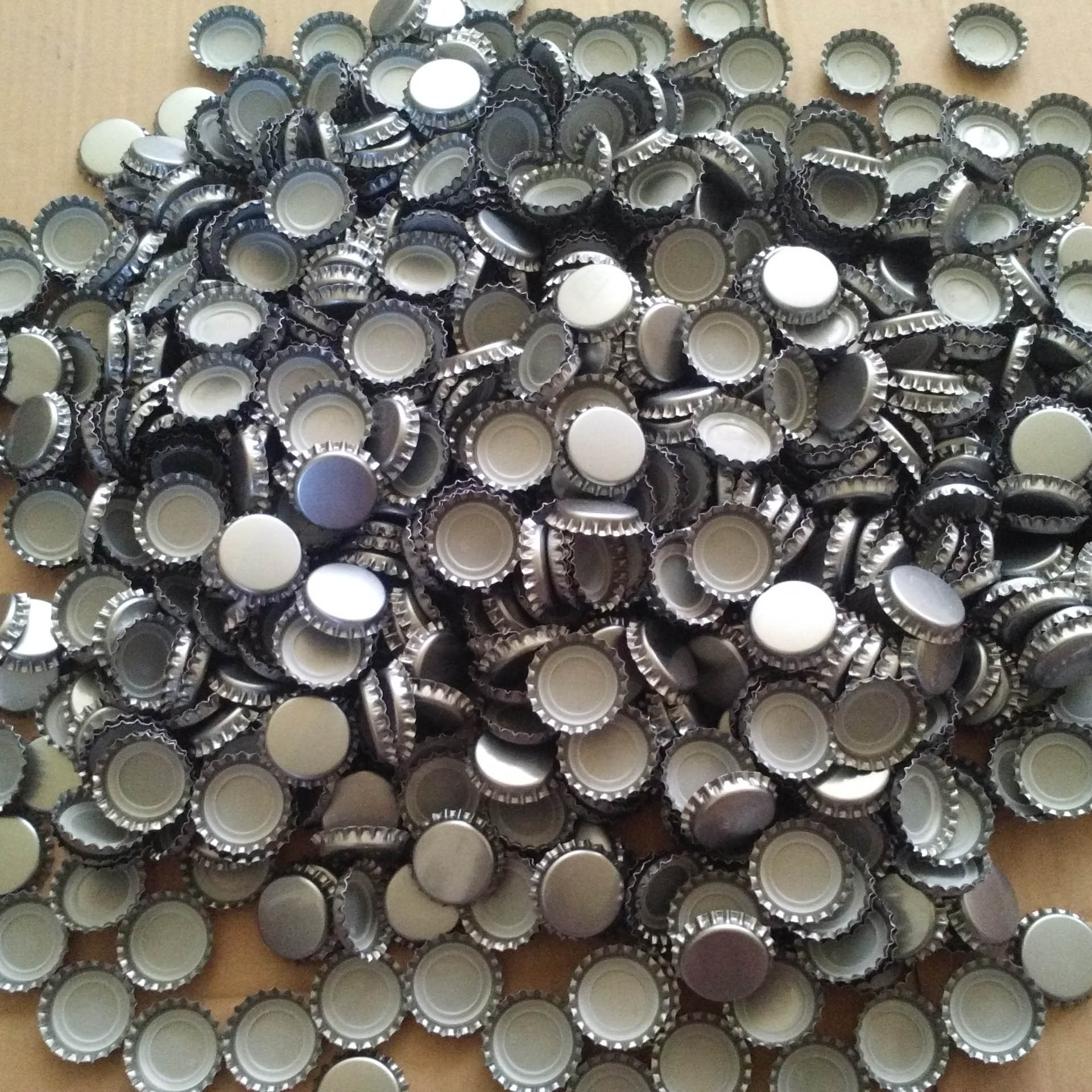 Standard beer bottle cap crown lid anti-theft sealed tinplate lid printed round factory direct metal iron lid