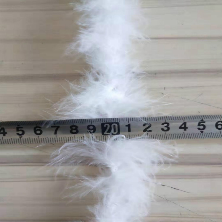 メーカーは羽の毛の条の小さい羽の毛の条の2メートルの七面鳥の羽の条の平板の毛の条の結婚祝いの羽の条を供給します。|undefined