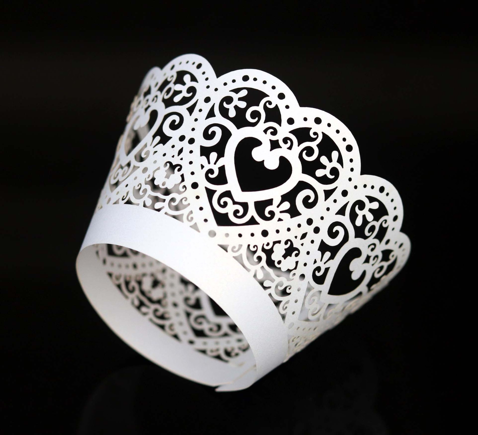 New laser hollow paper edge baking egg tart Cup decorative lace cake holder love paper cup wholesale