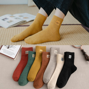 Primavera y otoño Calcetines de media pantorrilla Calcetines de algodón de color sólido largos transpirables casuales de las mujeres Calcetines de mujer de Zhuji bordado de cara sonriente al por mayor