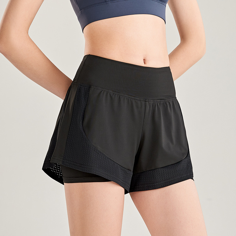 運動半ズボンの女性がゆったりしています。外は速乾トレーニングをしています。|undefined
