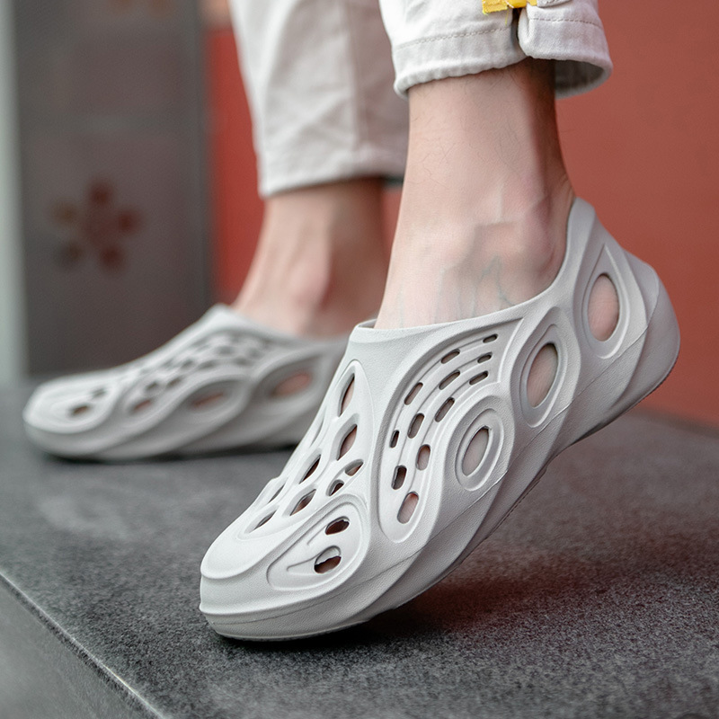 2025 estilo caliente Kanye zapatos con agujeros de coco hombres verano ins marea red hueca playa roja personalidad sandalias zapatos de playa