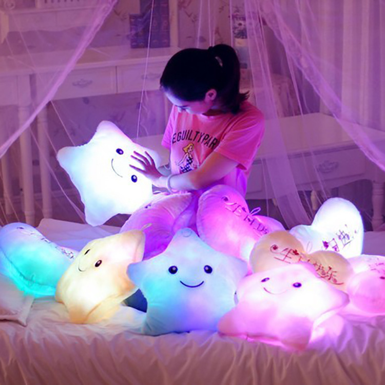 ぬいぐるみが光る星が枕を抱いてロマンチックで多彩な五角星が女子の誕生日プレゼントを飾っています。|undefined
