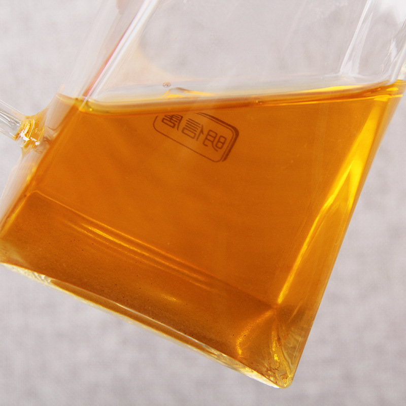 Wholesale Yunnan black tea big golden Bud honey fragrant golden Bud Red Yunnan Fengqing ancient tree tea fragrant big golden tooth tea cake