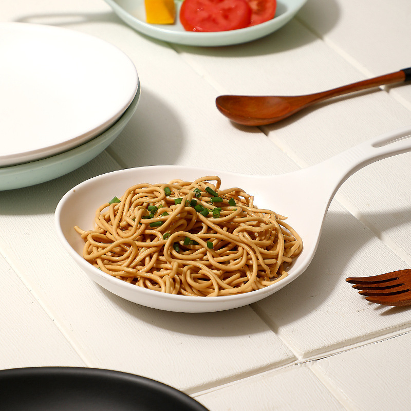 手に持っている料理皿bokiは同じタイプのスプーン皿を食べます。|undefined