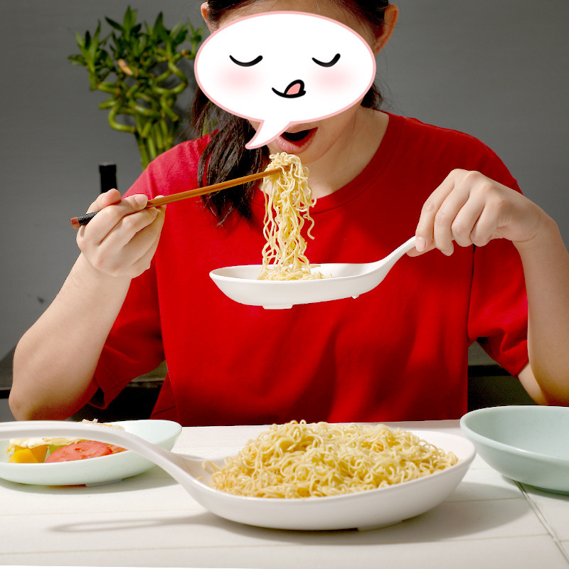 手に持っている料理皿bokiは同じタイプのスプーン皿を食べます。|undefined