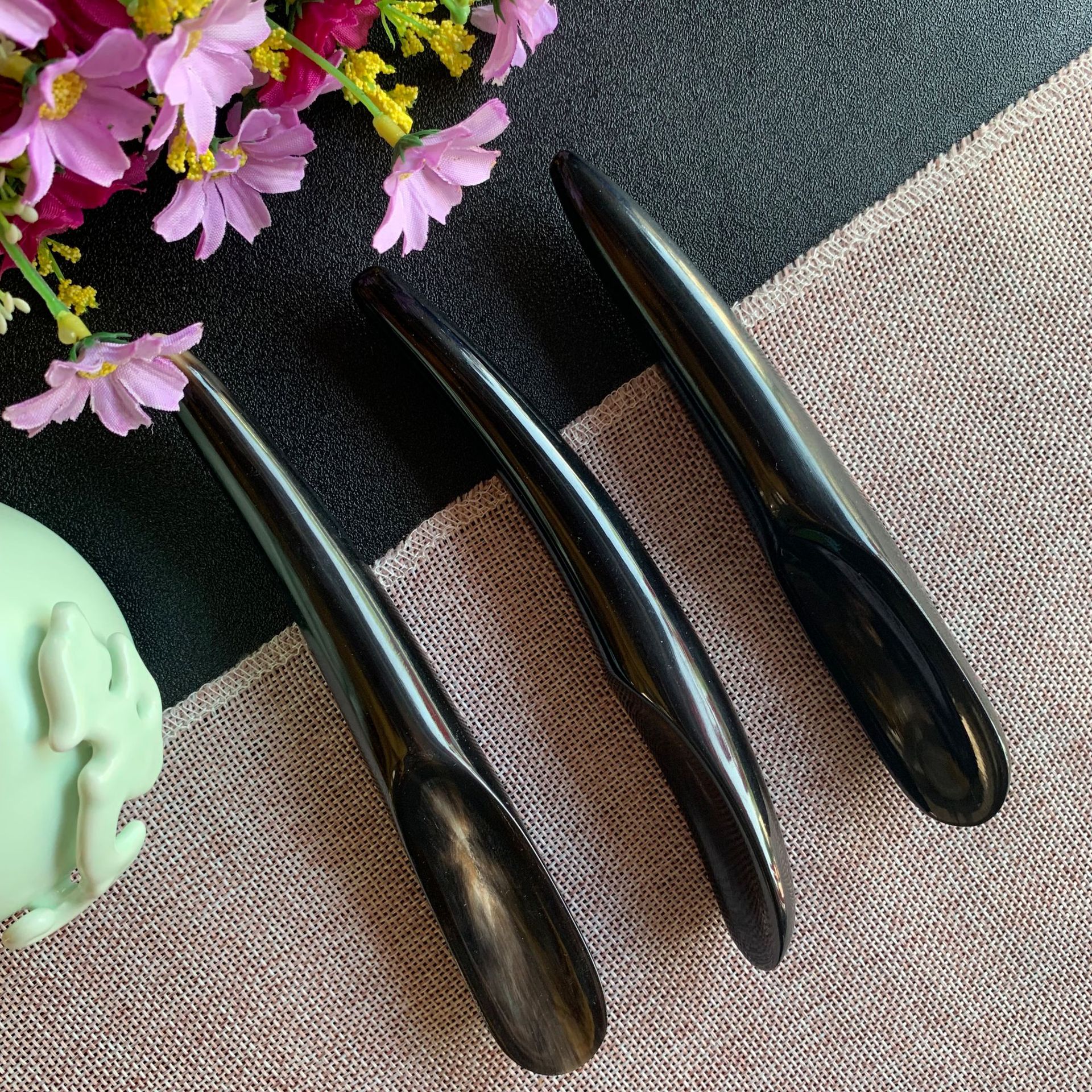 Natural horn dial by Rod flat head scraping plate point stick black and white massage stick horn comb factory wholesale