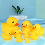 港版小鸭子玩具宝宝洗澡戏水8号小黄鸭玩具儿童益智捏捏叫发声