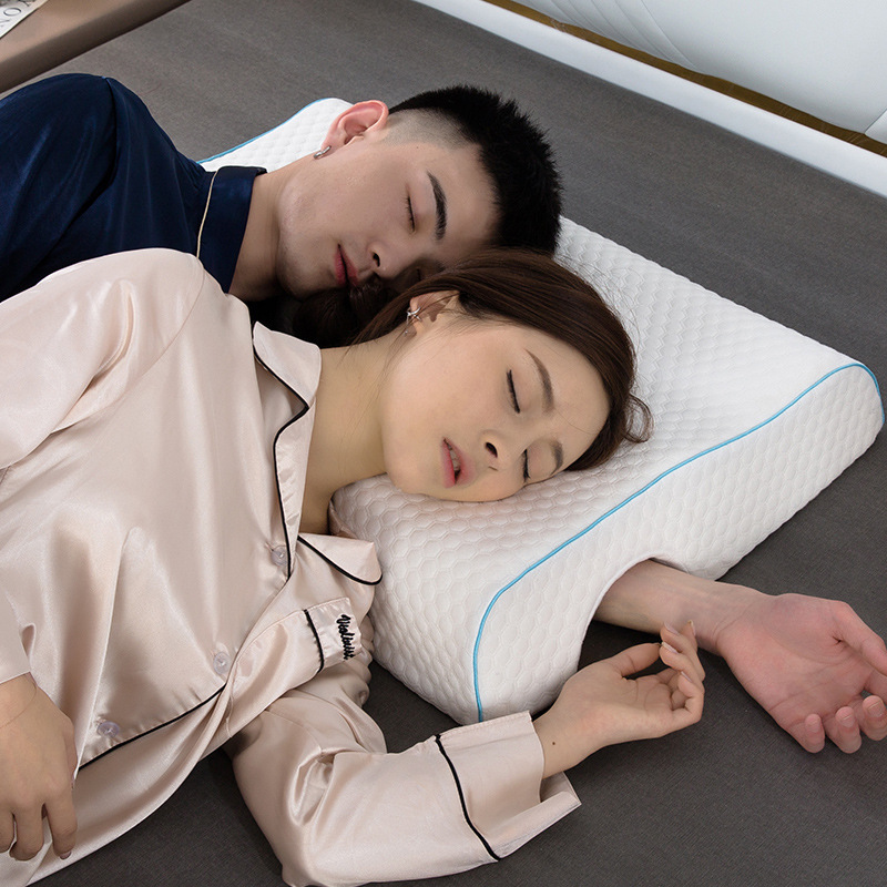 カップルの枕は手を押さえないで一体的に腕の枕を抑えて睡眠の記憶綿の枕の芯を助けます。|undefined