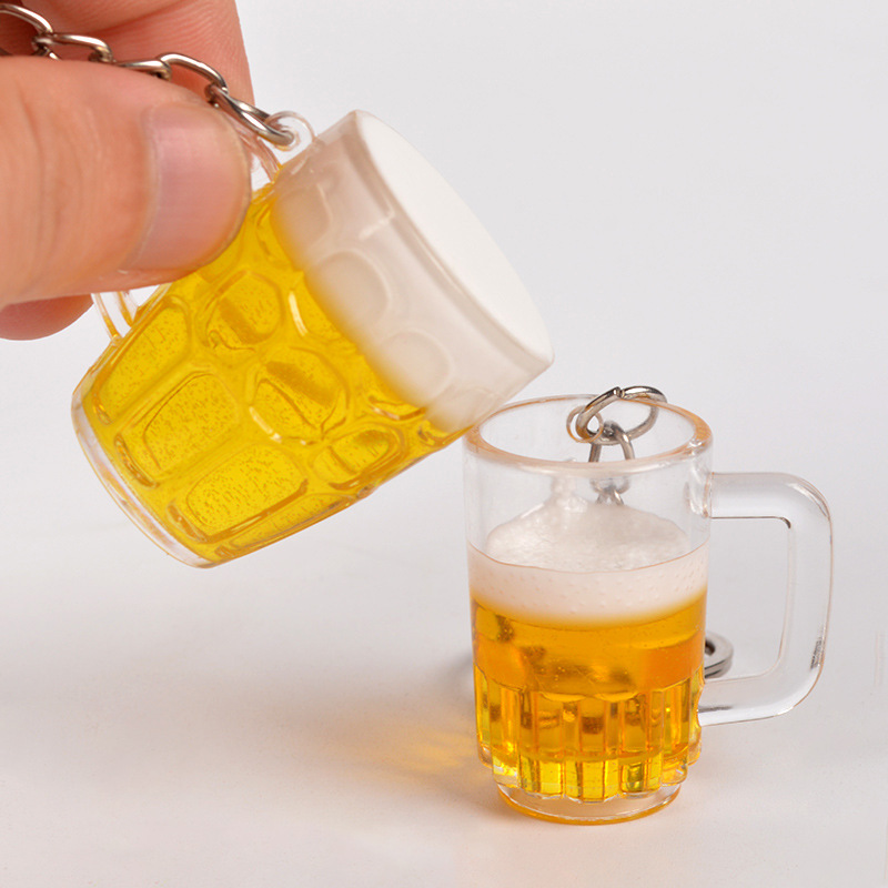 夜市の爆発シミュレーションコップ飲料ビールグラスのキーホルダーはビールのペンダントのアイデアの小さい商品の露店の贈り物を掛けます。