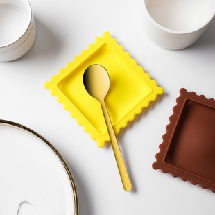 Creative soup spoon pad biscuit shape cartoon desktop silicone heat insulation anti-ironing mat kitchen practical gadgets