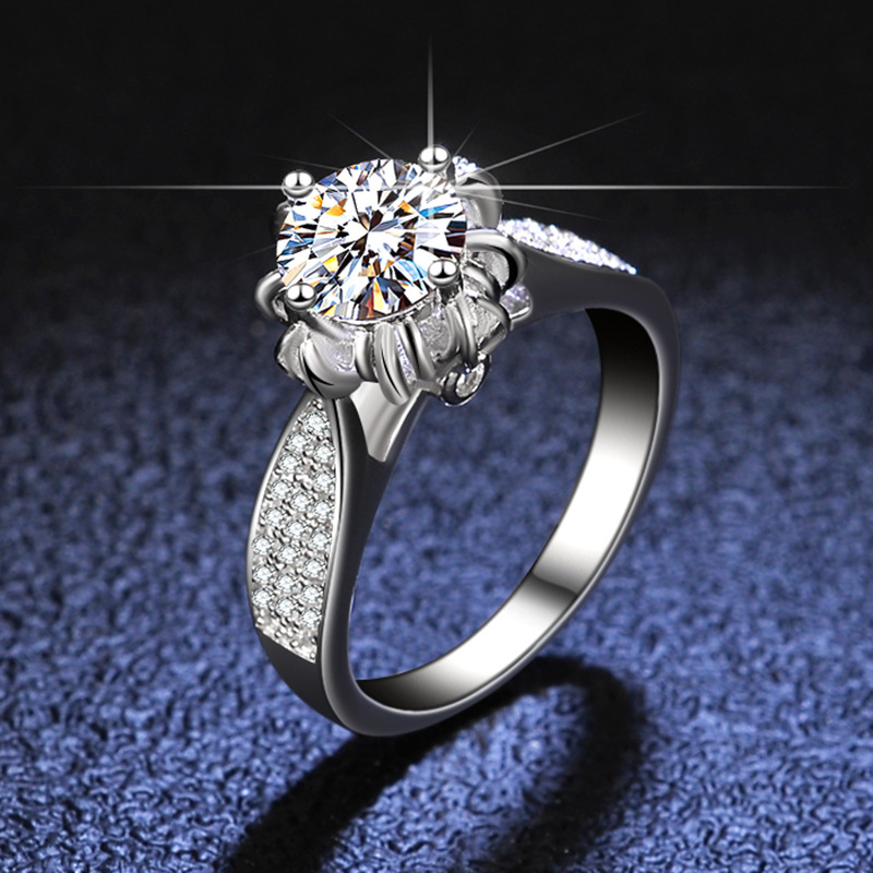 925純銀女戒仿真鑽1克拉D色莫桑石結婚戒指四爪圓包花頭群鑲顯鑽
