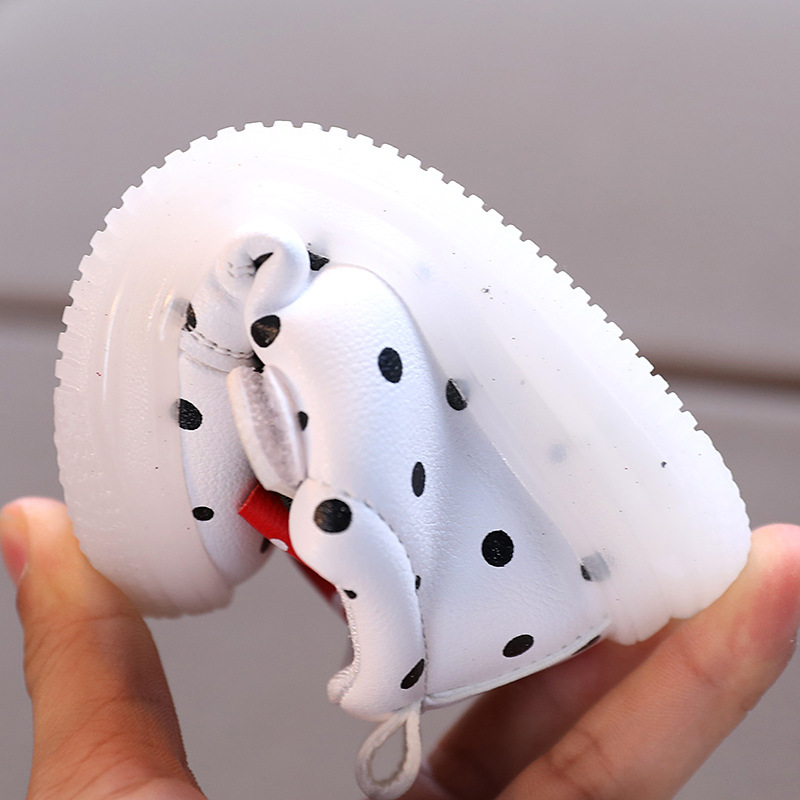 Spring and Autumn 20 new children's light-on shoes girls' bow LED luminous shoes lightweight breathable baby girls' shoes