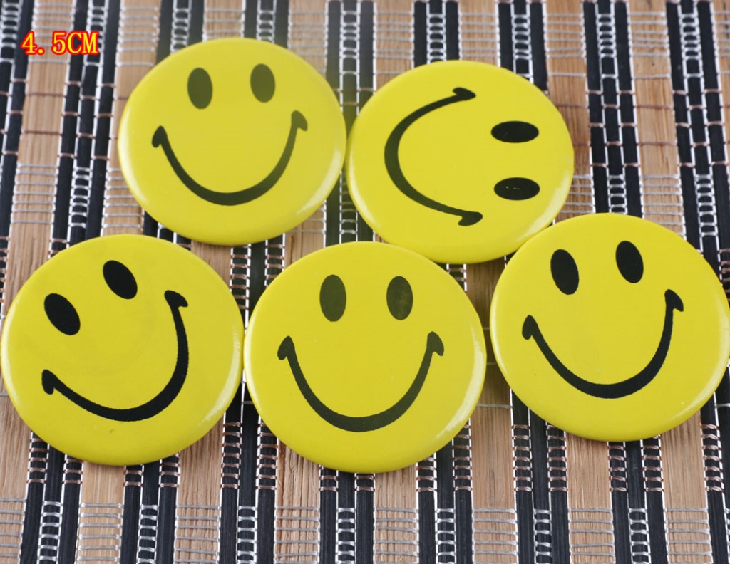 Wholesale Smiling Face Smiling Cartoon Badge/Badge/Brooch Clothes Accessories Service Smiling Face Badge Tinplate Craft