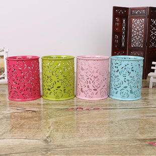 Creative round punching hollow metal pen holder fashion color rust flower barbed wire mesh pen holder office storage wholesale