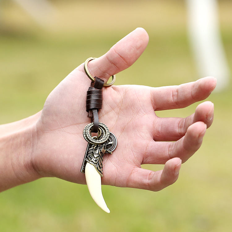 Punk jewelry factory direct vintage Woven resin wolf tooth genuine leather keychain punk cowhide key ring