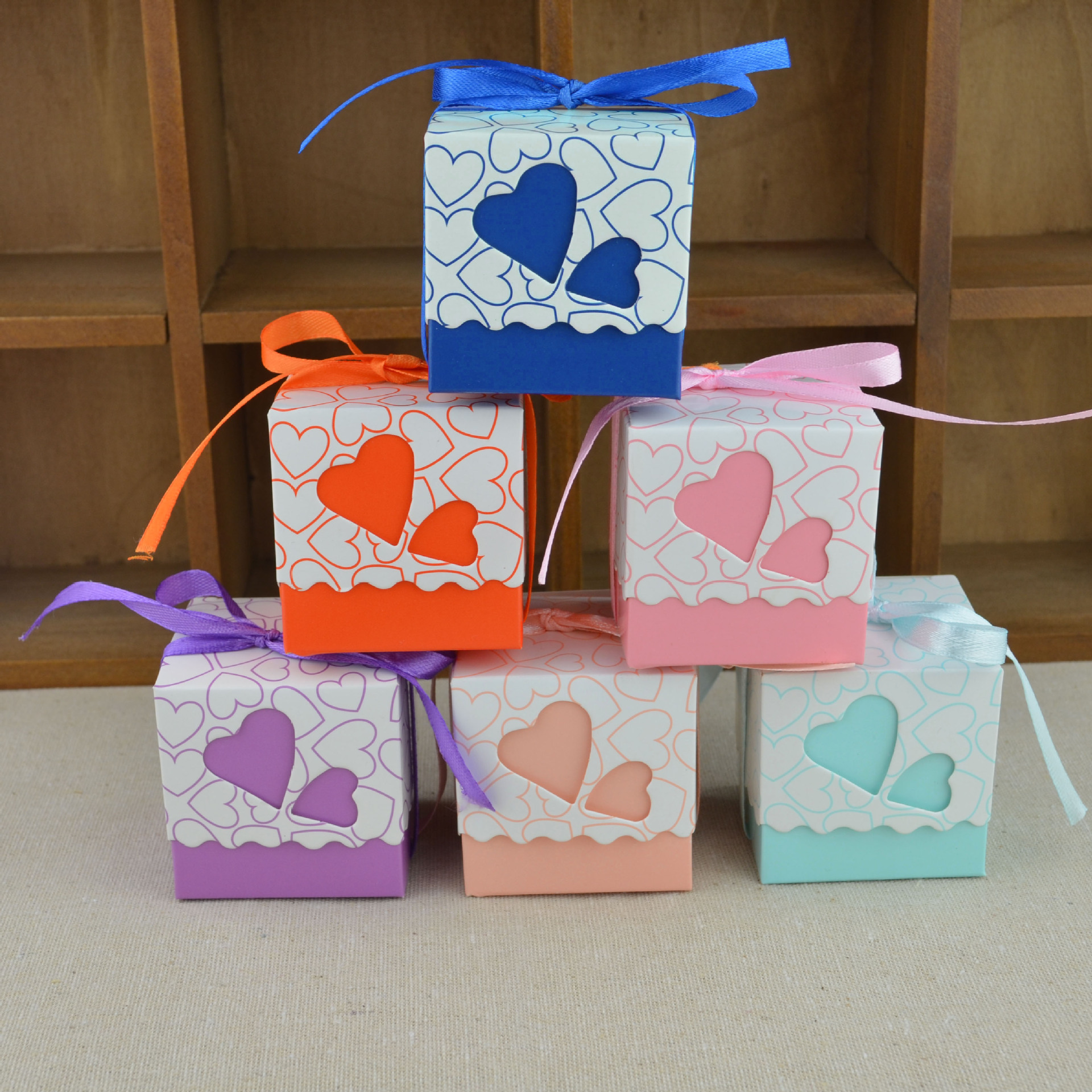 Korean-style hollow double love candy box wholesale wedding gift candy box candy box baby birthday gift box