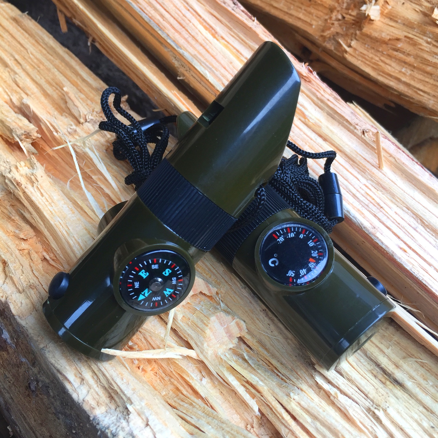 Outdoor 7-in-1 multifunctional whistle survival whistle life-saving whistle with LED light thermometer Compass 7-in-1