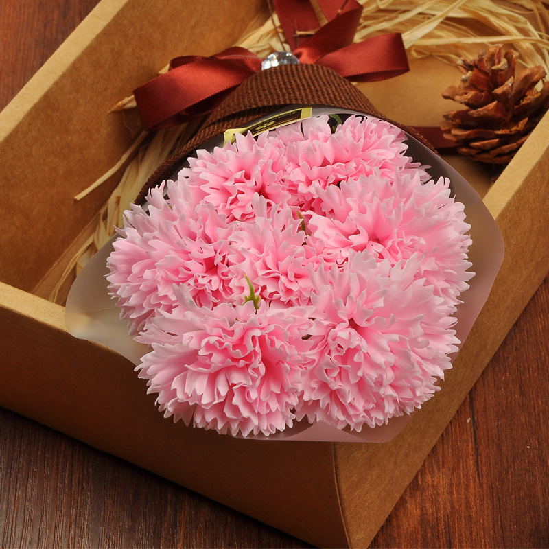 教師の日のプレゼントは先生にバラの花のプレゼントをプレゼントします。|undefined
