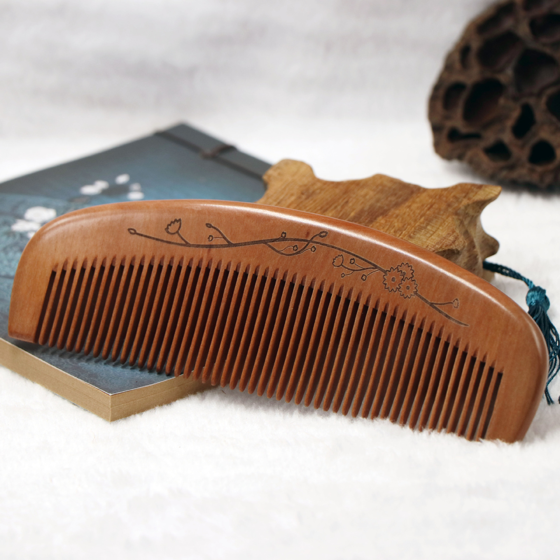Factory Direct boutique old peach comb sandalwood comb static hair loss hairdressing comb wholesale Made logo