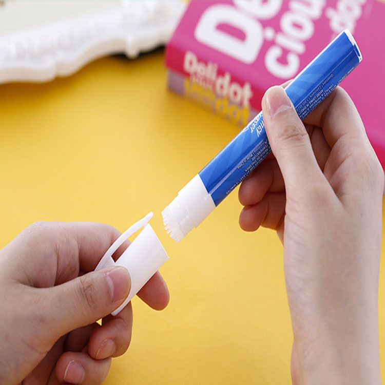 Creative portable clothes decontamination pen emergency clothes multi-functional dry cleaning decontamination pen decontamination stick dry cleaning agent