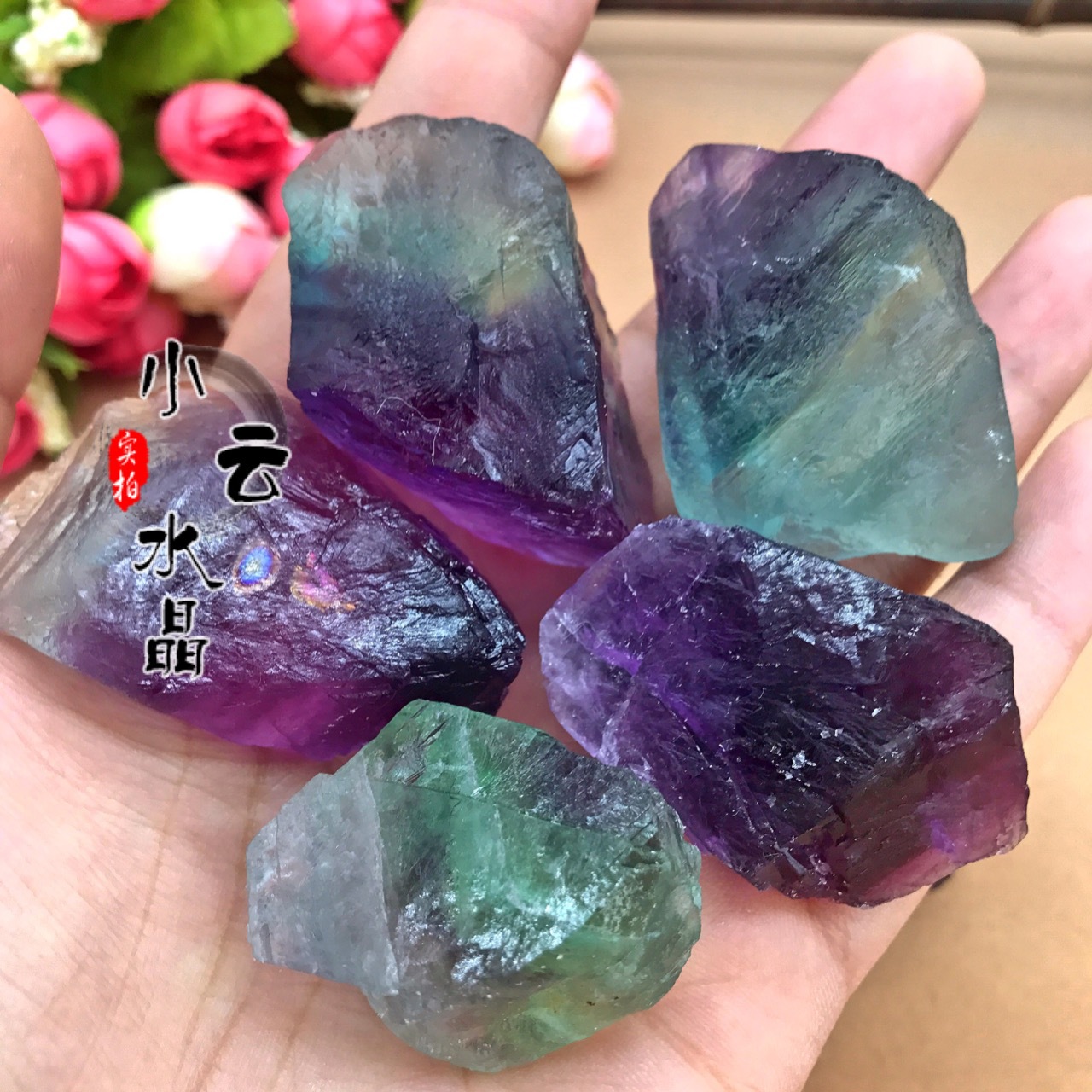 Natural crystal raw stone fluorite color fluorite powder yellow purple white crystal gravel pendant can be wholesale in large quantities