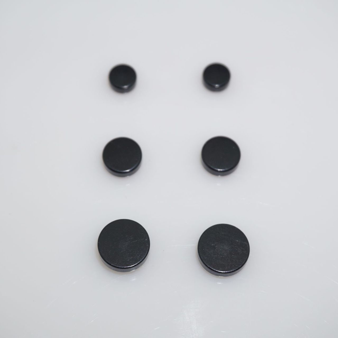 Hot selling Korean version of titanium steel stud earrings black round without earholes magnetic stud magnet ear clip magnet stud earrings trendy men