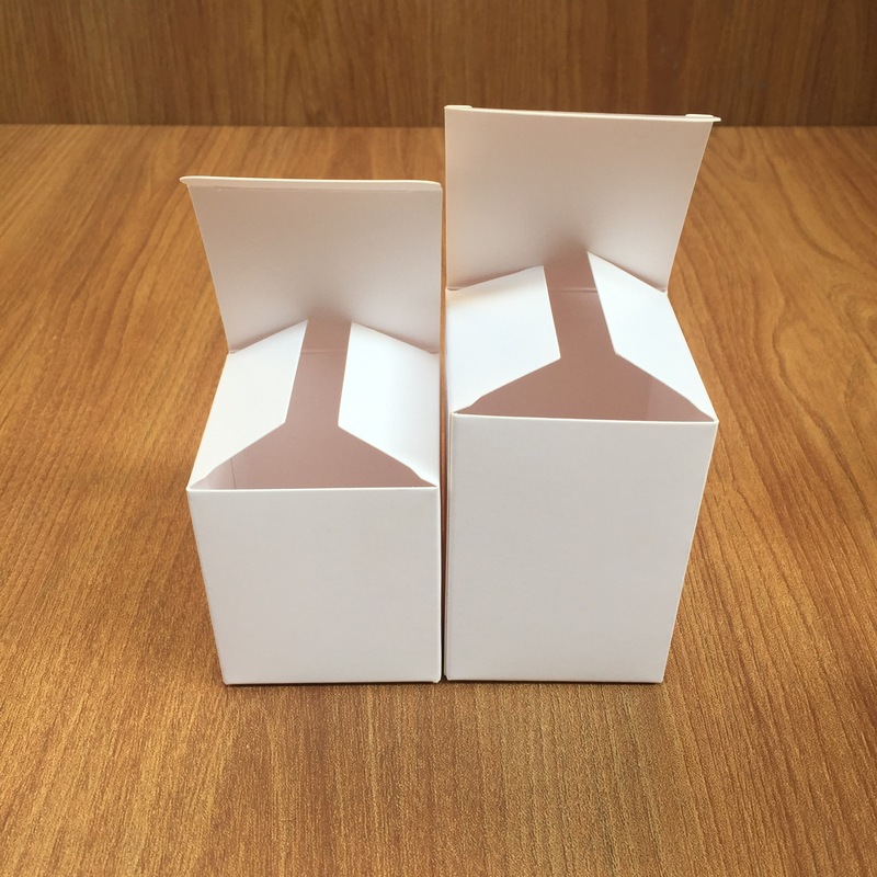 現品の白い箱の正方形の白い紙の包装箱は多く中性の空白の紙箱を使って白い紙の小さい紙箱を卸売りします。|undefined