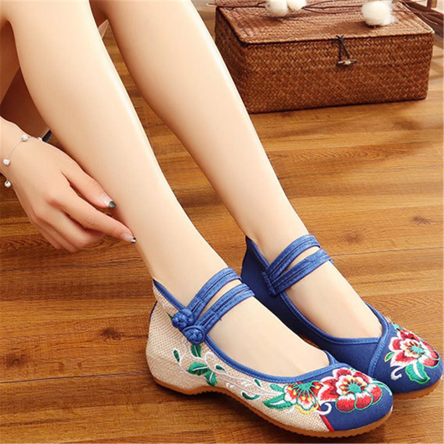 Factory direct sales [low help hibiscus flower] a generation of beef tendon bottom National Wind increased Square dance women's shoes