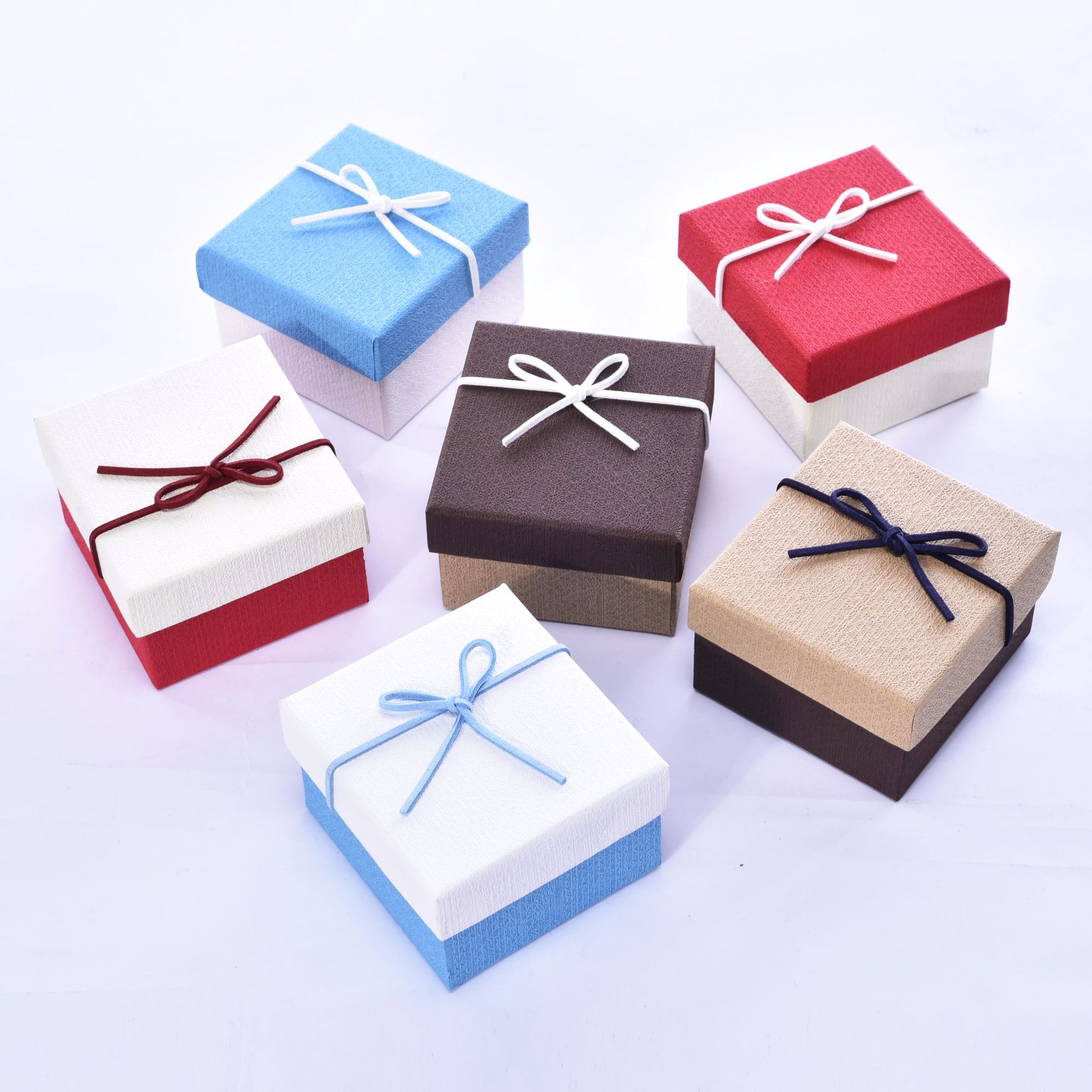 Fábrica en stock caja de joyería de vacaciones caja de embalaje de regalo caja de reloj de joyería cuadrada de cartón de arco