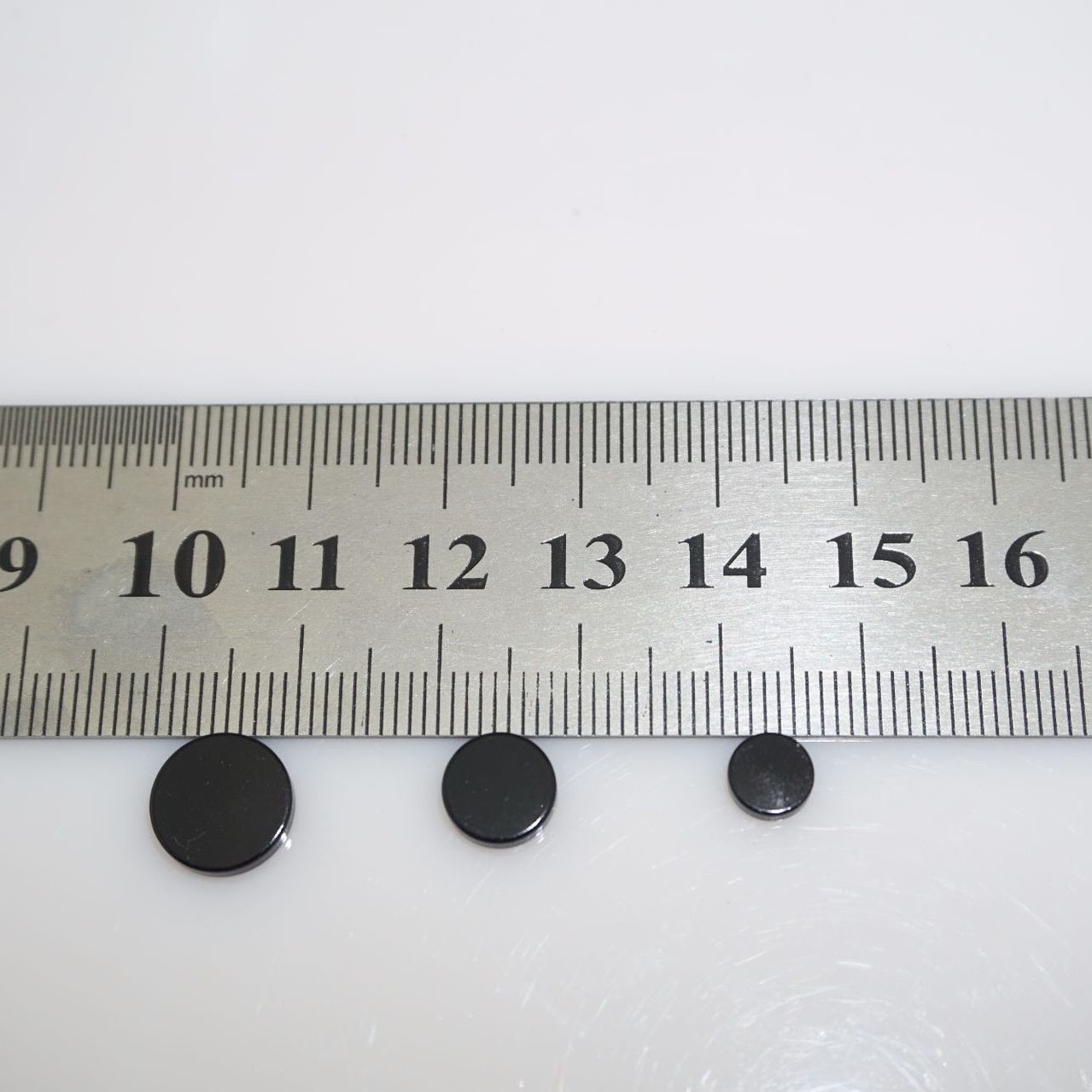 Hot selling Korean version of titanium steel stud earrings black round without earholes magnetic stud magnet ear clip magnet stud earrings trendy men