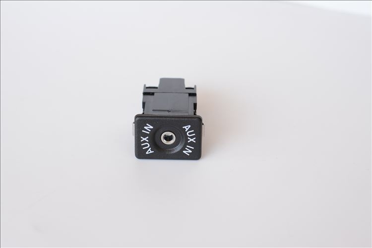 Volkswagen Lavida Bora Magotan Sagitar MK5 Audi armrest AUX interface connector