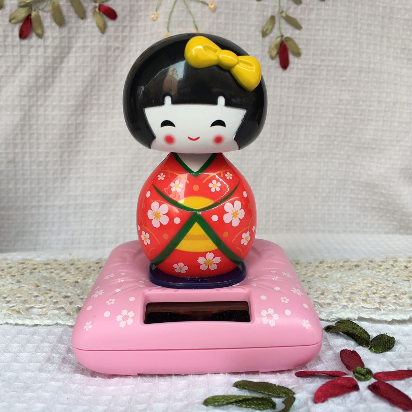 Solar doll shaking head doll standing dance Ji new doll machine Taiwan hot selling boutique car interior