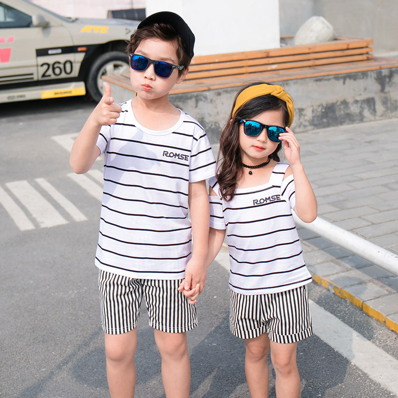 Factory wholesale 2024 new striped Korean version of the children's summer trendy fashion family suit