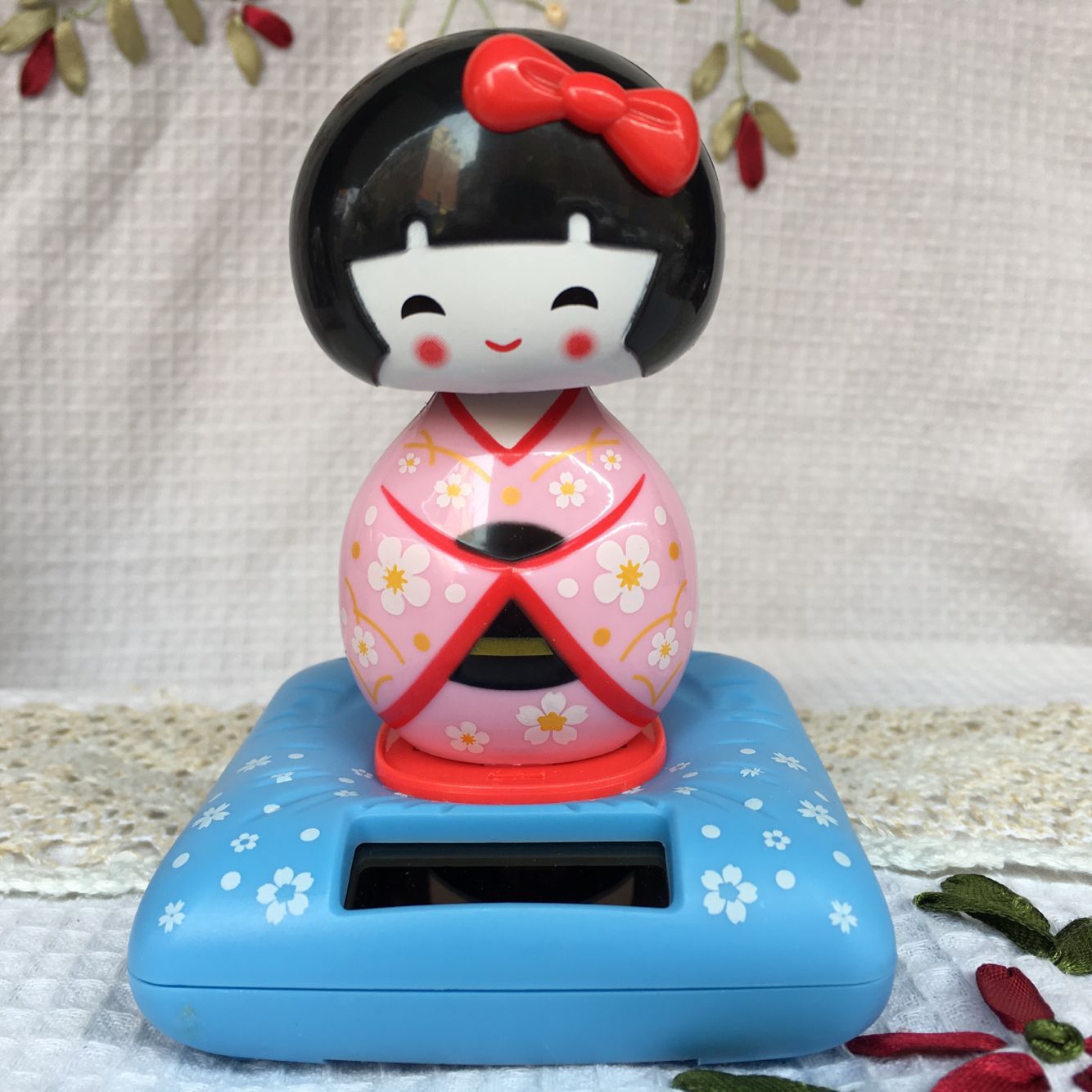 Solar doll shaking head doll standing dance Ji new doll machine Taiwan hot selling boutique car interior