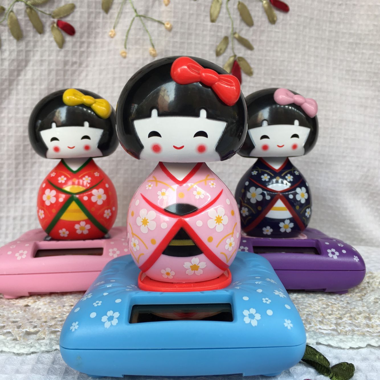 Solar doll shaking head doll standing dance Ji new doll machine Taiwan hot selling boutique car interior