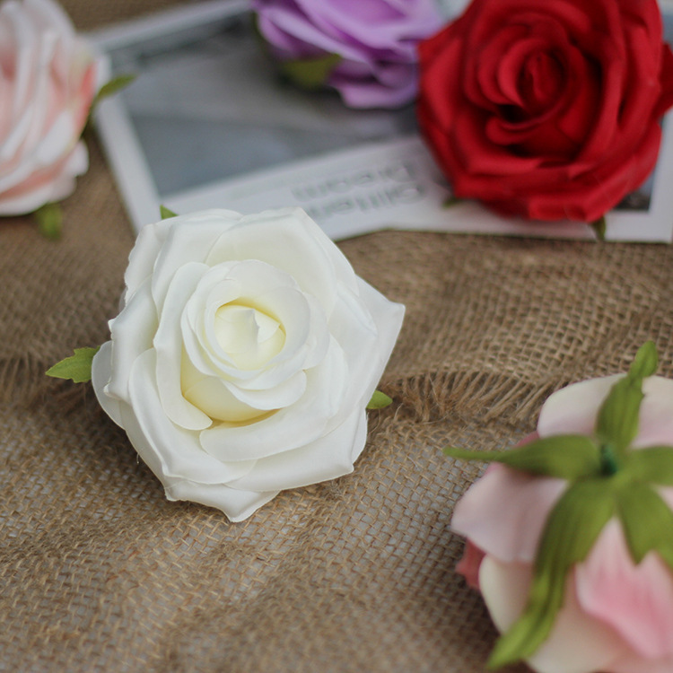 バラの花の頭のアカシアのバラをシミュレーションします。|undefined