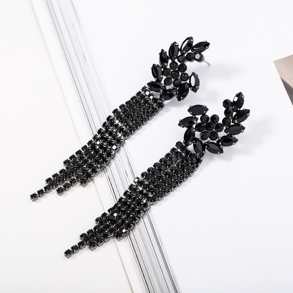 Foreign trade new Black Diamond Crystal Horse Eye earrings personalized flower tassel earrings spot wholesale E604