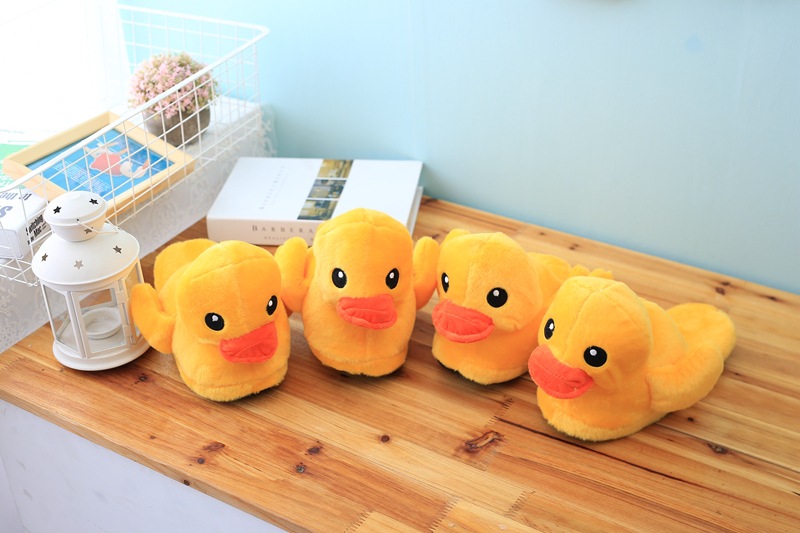 Autunno e inverno Hong Kong coppia grandi pantofole gialle anatra carina peluche piccola bambola gialla anatra borsa per la casa con scarpe di cotone all'ingrosso generazione_voghion.com