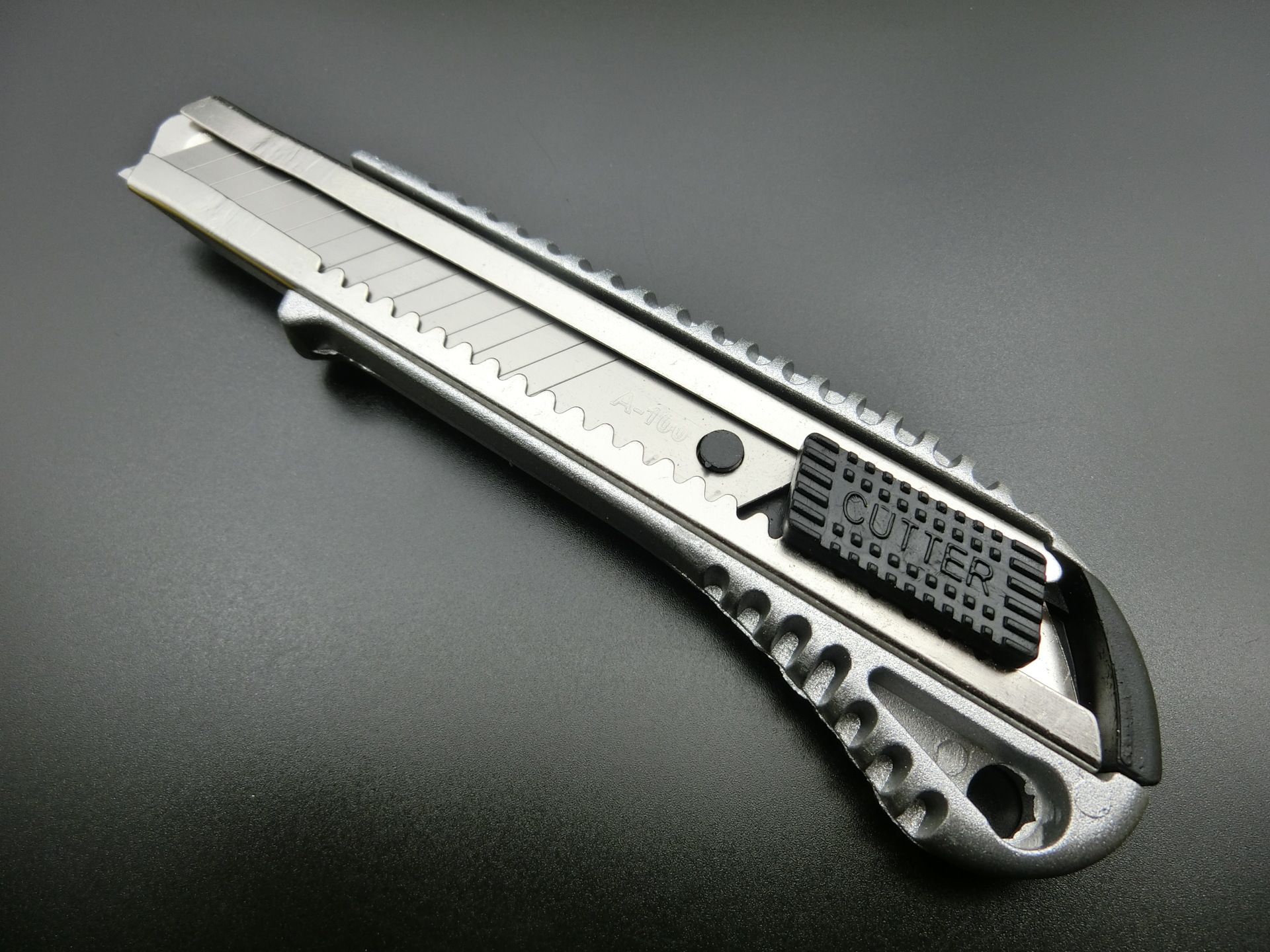 Factory wholesale stainless steel art knife large wallpaper knife paper knife machine knife large plastic coated art knife 18mm