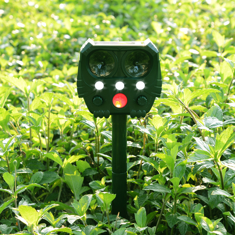 New USB rechargeable solar ultrasonic outdoor pest repellent cat repellent dog repellent raccoon insect repellent mouse repellent