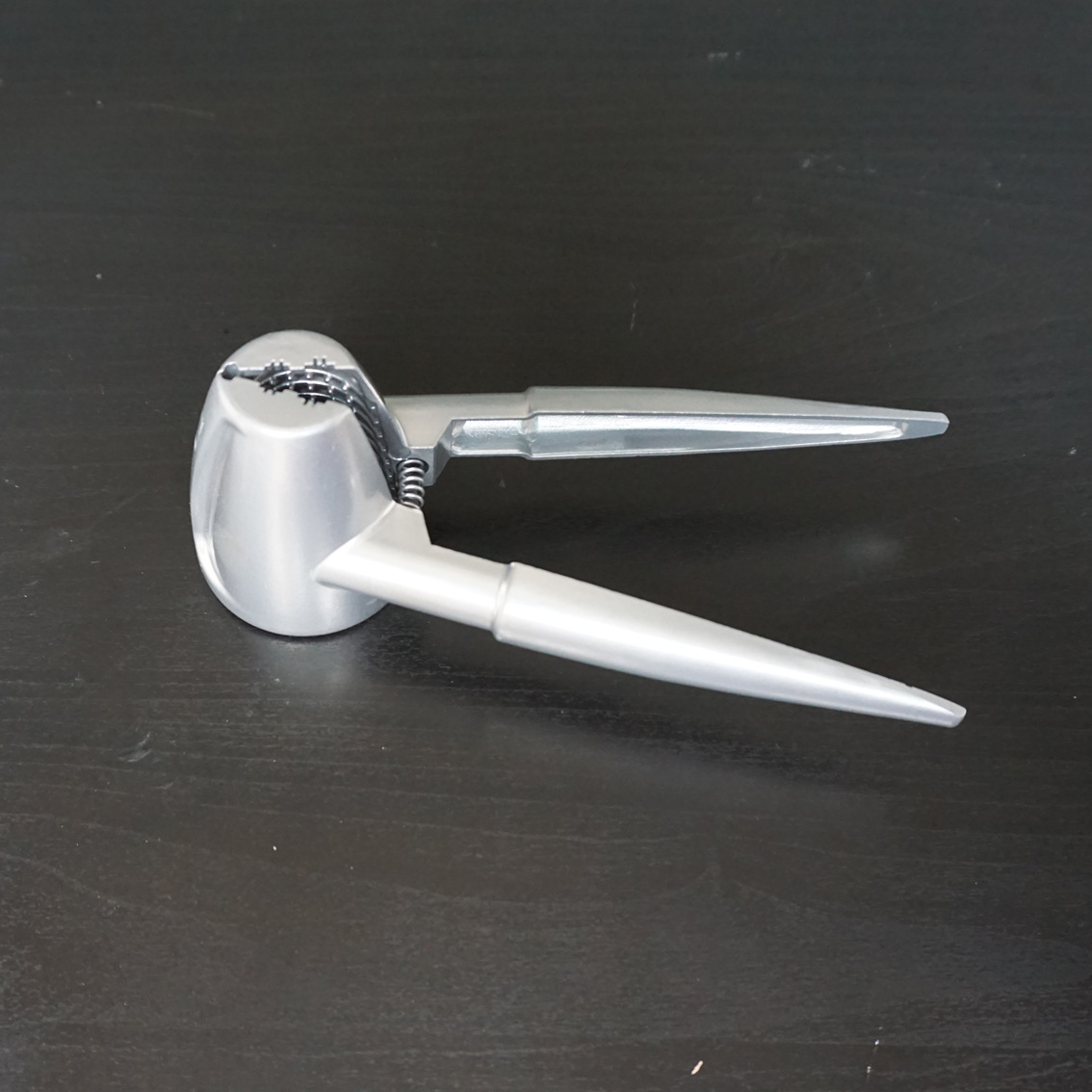 Factory direct funnel type aluminum alloy walnut clip foreign trade nut clip food clip single clip