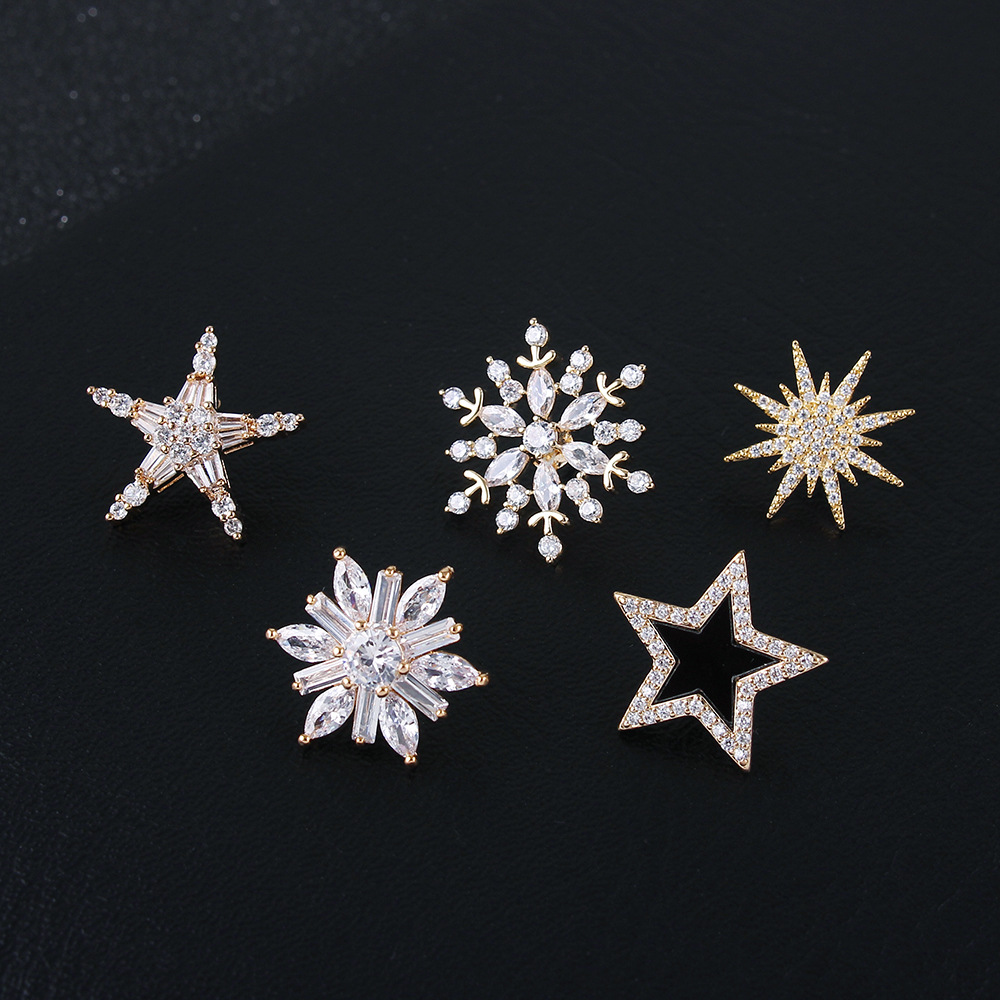 Micro-inlaid zircon six-pointed star men's brooch accessories plated real gold high-grade crystal star corsage anti-light buckle