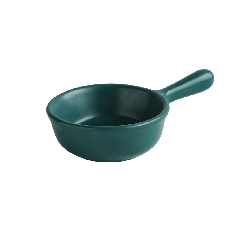 家のアイデアのミニ陶磁器は柄を持って小皿を吟味します。|undefined