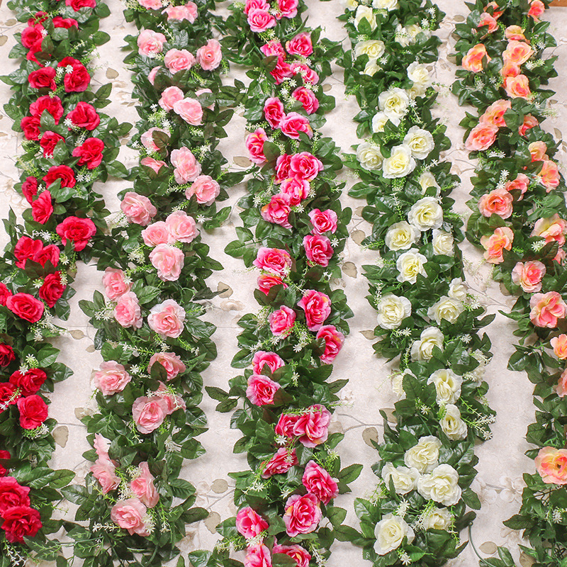 バラの藤条の造花の絹の花の結婚祝いのつるの室内の客間は水のパイプを詰めてプラスチックの花の植物を飾ります。|undefined