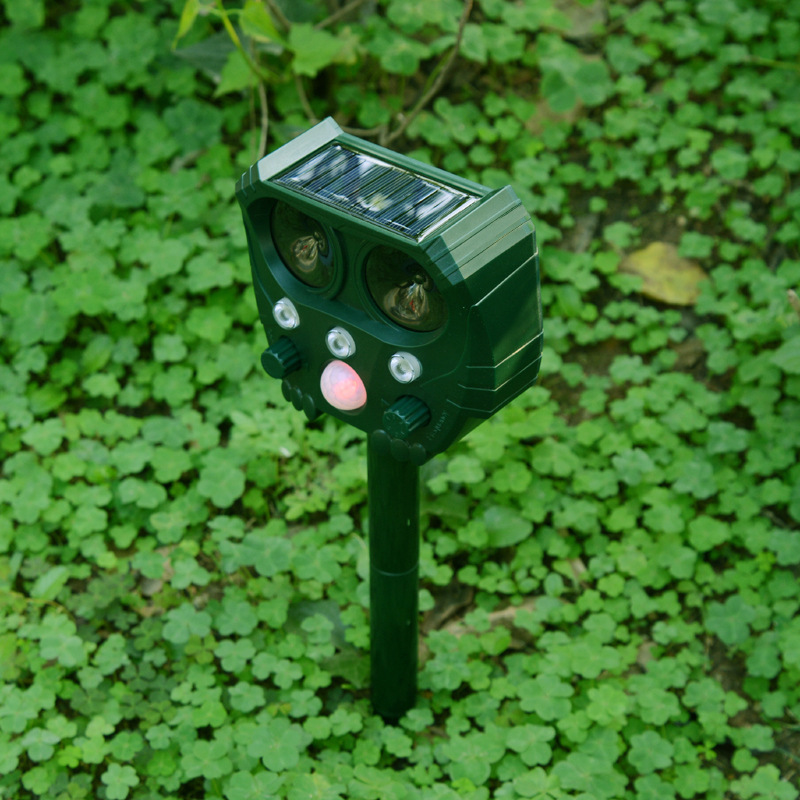 New USB rechargeable solar ultrasonic outdoor pest repellent cat repellent dog repellent raccoon insect repellent mouse repellent